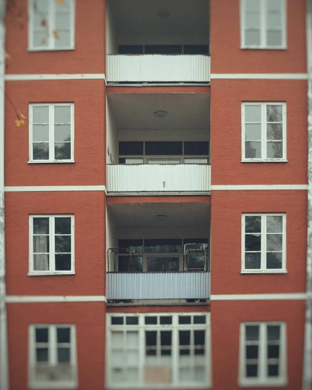 The brick-red facade with its recessed reclining verandas on three floors