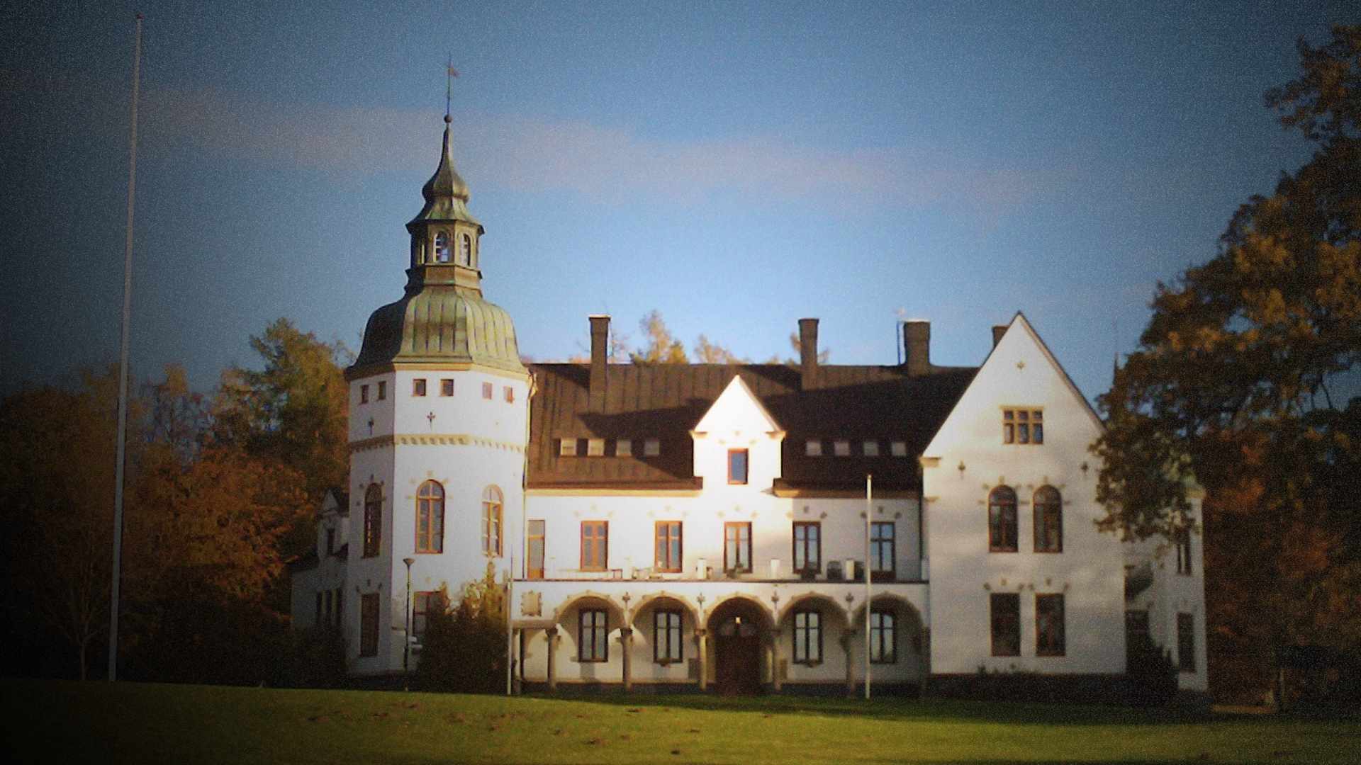 Hellidens slott – skönhet, tragedi och oförklarliga skuggor